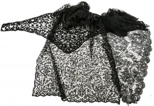 GRAN MANTILLA Y DOS PICOS DE MEDIADOS DEL S.XX