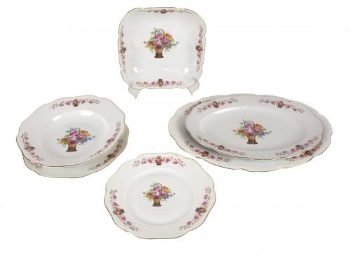 CONJUNTO DE PIEZAS DE VAJILLA DEL SEGUNDO TERCIO DEL S.XX