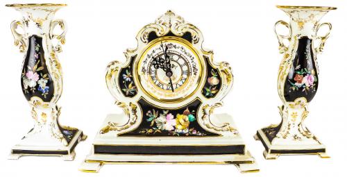 RELOJ CON GUARNICION DE PORCELANA DE MEDIADIOS DEL S.XX