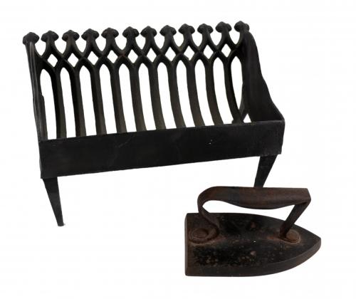 SOPORTE LEÑERO Y PLANCHA EN HIERRO DEL PRIMER CUARTO S.XX