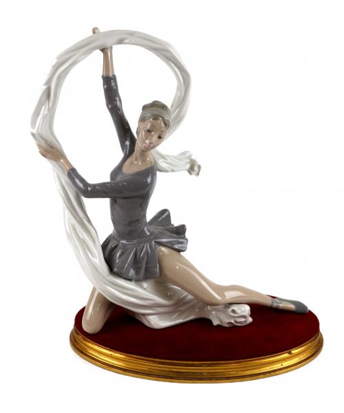 FIGURA EN PORCELANA DE MEDIADOS DEL S.XX