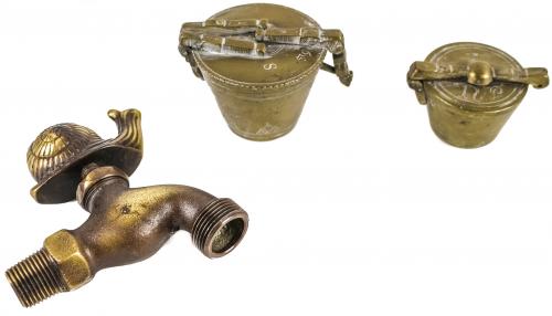 DOS CAJAS DE PONDERAL Y GRIFO DE BRONCE