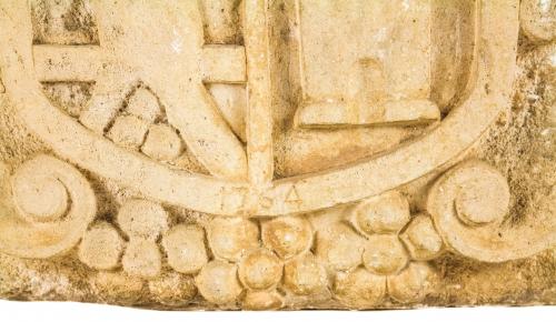 ESCUDO DE ARMAS EN PIEDRA DEL SIGLO XVIII
