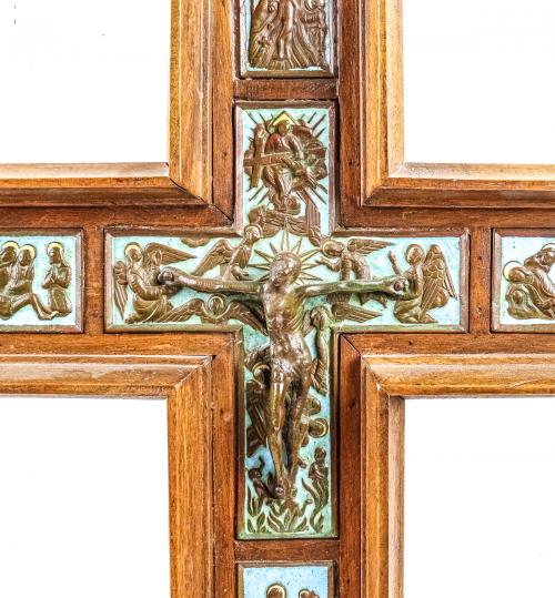 CRUZ EN MADERA Y ESMALTE DEL ÚLTIMO TERCIO S.XX