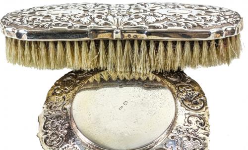 CONJUNTO DE JARRA CON PLATO Y CEPILLO