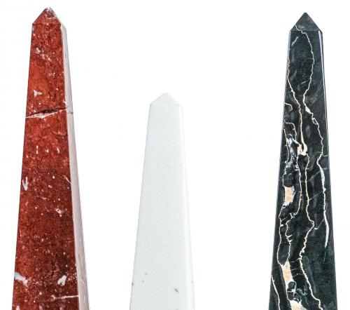 TRES OBELISCOS DECORATIVOS DEL ÚLTIMO CUARTO DEL S.XX