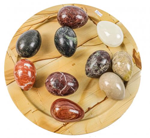 COLECCIÓN DE DIEZ HUEVOS Y PLATO DE PIEDRAS DURAS Y MÁRMOLES