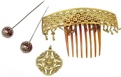 PEINETA, DOS AGUJAS DE SOMBRERO Y COLGANTE DE FINALES S.XIX