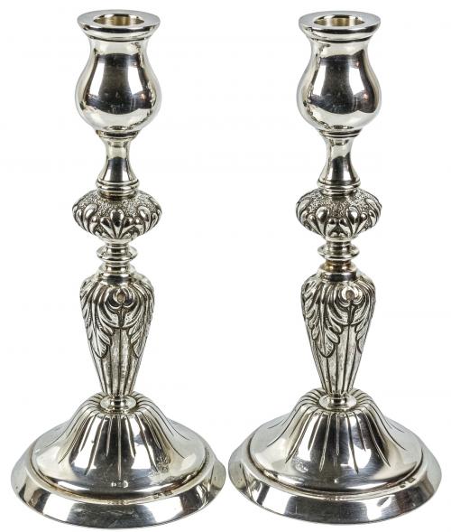 PAREJA DE CANDELEROS EN PLATA DE LA SEGUNDA MITAD S.XX