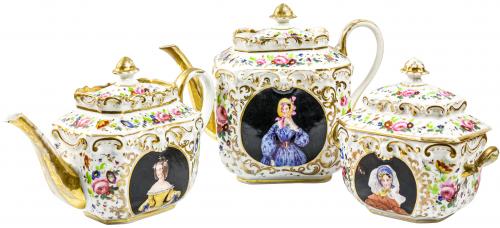 TRES PIEZAS DE PORCELANA DE LA SEGUNDA MITAD  DEL S. XIX