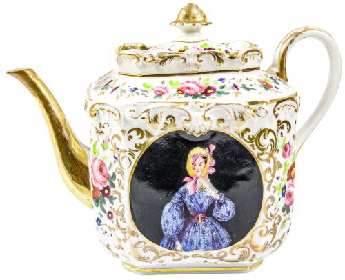 TRES PIEZAS DE PORCELANA DE LA SEGUNDA MITAD  DEL S. XIX