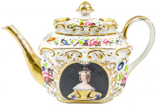 TRES PIEZAS DE PORCELANA DE LA SEGUNDA MITAD  DEL S. XIX