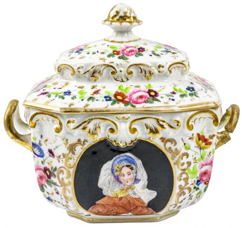TRES PIEZAS DE PORCELANA DE LA SEGUNDA MITAD  DEL S. XIX