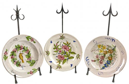 TRES PLATOS EN CERÁMICA LEVANTINA DE PRINCIPIOS DEL S.XX