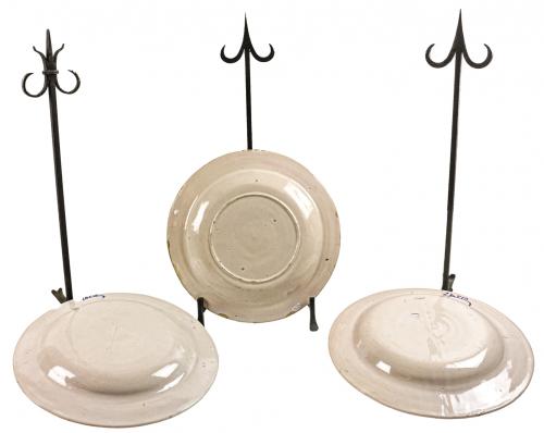 TRES PLATOS EN CERÁMICA LEVANTINA DE PRINCIPIOS DEL S.XX