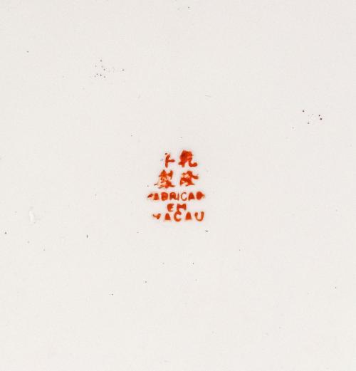 CENTRO DE MESA Y DOS PLATOS EN PORCELANA ORIENTAL 