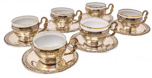 SEIS TAZAS DE METAL PLATEADO