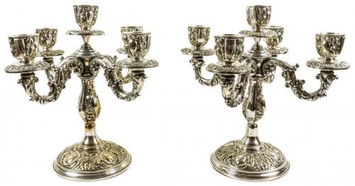 PAREJA DE CANDELABROS DE METAL PLATEADO