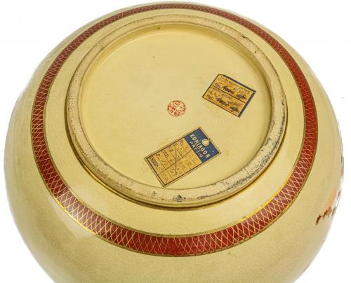 CENTRO EN CERÁMICA Y JARRÓN DE PORCELANA JAPONESA