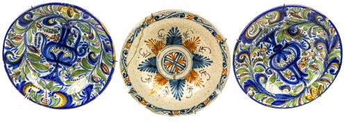 TRES PLATOS DE CERÁMICA DE FINALES DE SIGLO XX