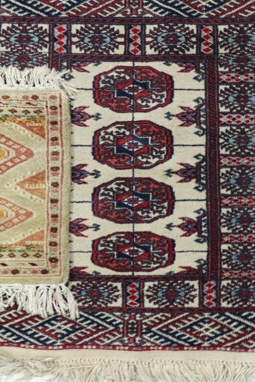 TRES PEQUEÑAS ALFOMBRAS