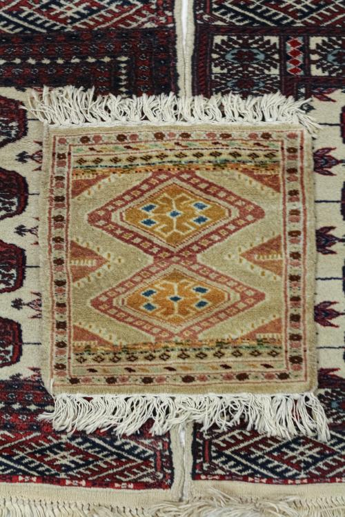 TRES PEQUEÑAS ALFOMBRAS