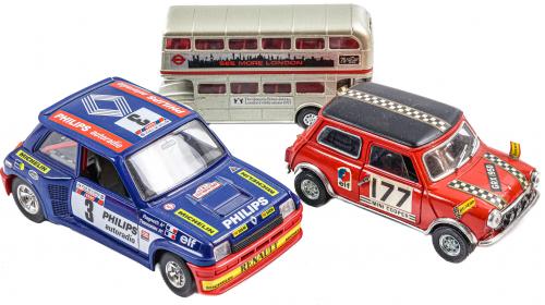 DOS COCHES DE RALLY Y AUTOBÚS