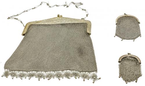 BOLSO DE MALLA Y DOS MONEDERITOS EN PRIMER TERCIO S.XX