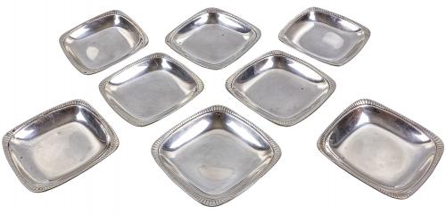OCHO PLATOS PANEROS Y PINZAS PARA PAN SEGUNDA MITAD S.XX