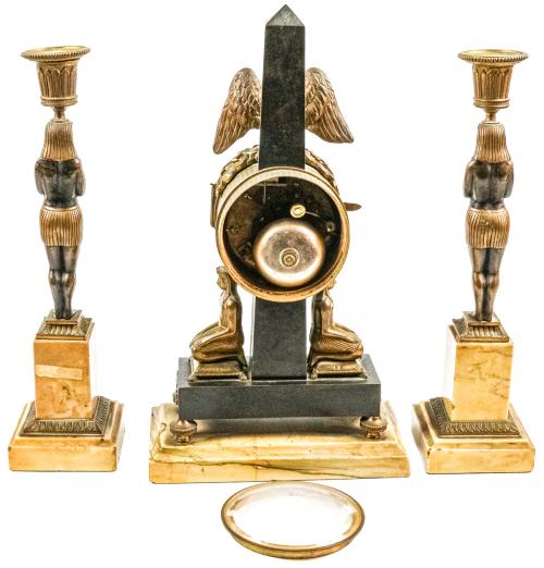 RELOJ CON GUARNICIÓN DEL PRIMER TERCIO DEL S. XX