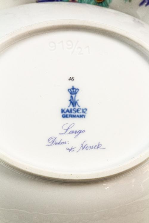 PLATO Y DOS PEQUEÑAS FUENTES EN PORCELANA "KAISER"