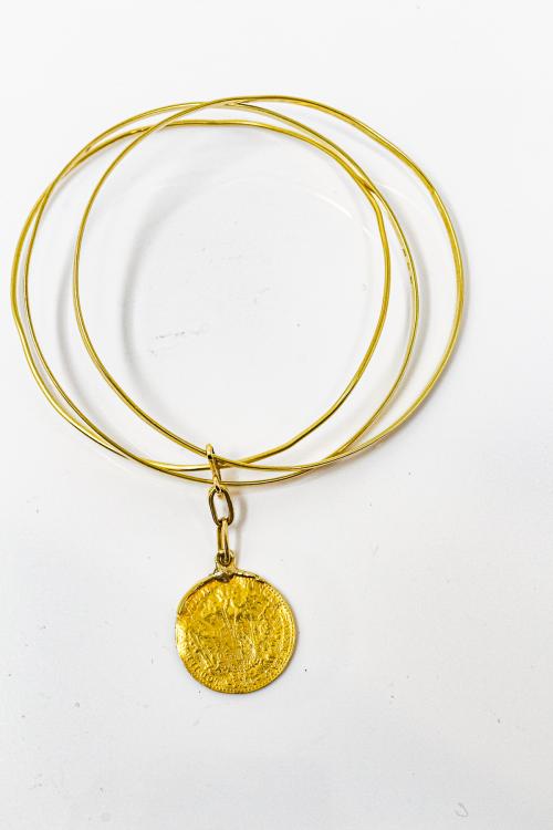 TRES PULSERAS ARGOLLAS CON COLGANTE DE LOS AÑOS 40