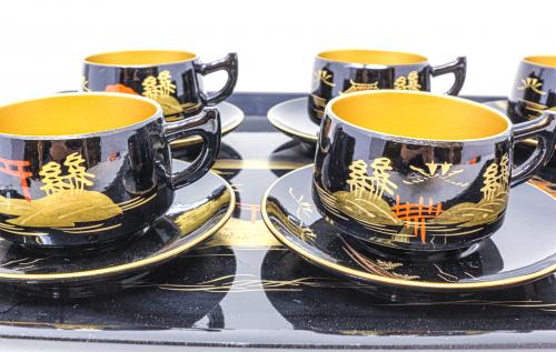 JUEGO DE SEIS TAZAS Y BANDEJA EN MADERA LACADA