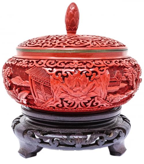 CAJA ORIENTAL DE LACA ROJA DEL ÚLTIMO CUARTO DEL S.XX