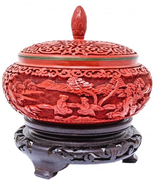 CAJA ORIENTAL DE LACA ROJA DEL ÚLTIMO CUARTO DEL S.XX