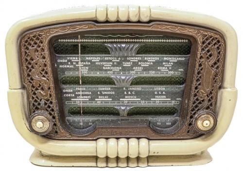 PEQUEÑA RADIO DE MEDIADOS DEL S.XX