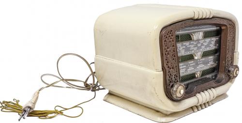 PEQUEÑA RADIO DE MEDIADOS DEL S.XX