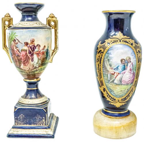 DOS PEQUEÑOS JARRONES EN PORCELANA