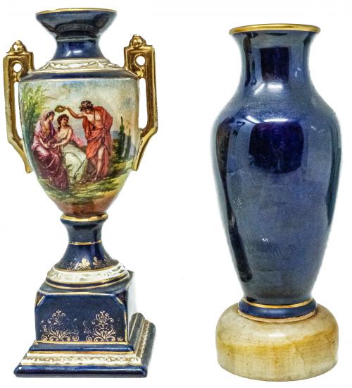 DOS PEQUEÑOS JARRONES EN PORCELANA