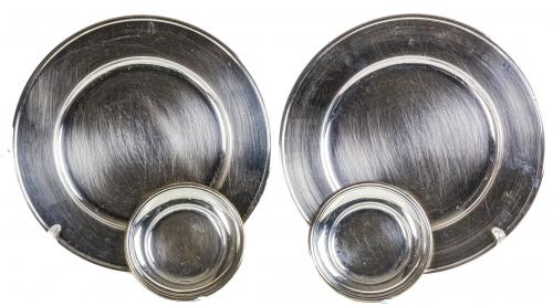 CONJUNTO DE PLATOS DE RESPETO Y PLATOS DE PAN EN METAL
