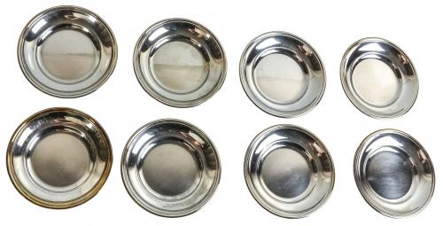 CONJUNTO DE PLATOS DE RESPETO Y PLATOS DE PAN EN METAL