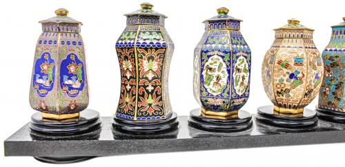 CONJUNTO DE TIBORS MINIATURA EN CLOISONÉ ÚLTIMO CUARTO S.XX