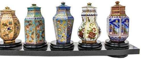 CONJUNTO DE TIBORS MINIATURA EN CLOISONÉ ÚLTIMO CUARTO S.XX
