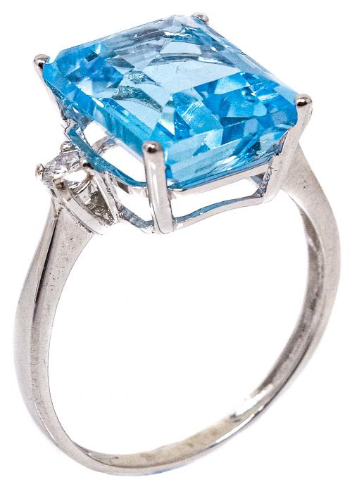 ANILLO CON TOPACIO AZUL Y BRILLANTES