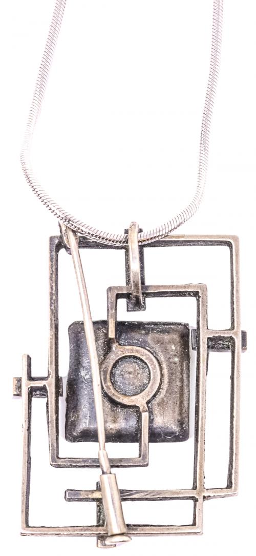 COLGANTE BROCHE DE DISEÑO CON ESMALTE