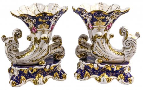 PAREJA DE JARRONES EN PORCELANA