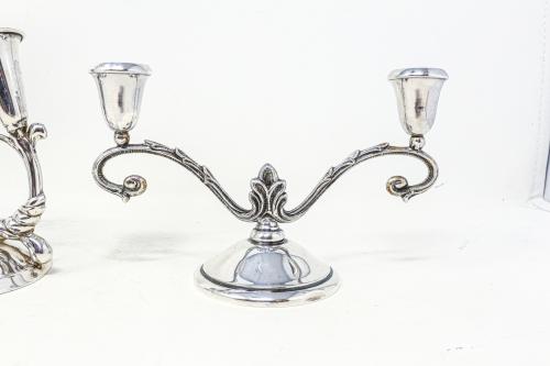 DOS PEQUEÑOS CANDELEROS Y BASE PARA LÁMPARA EN PLATA 
