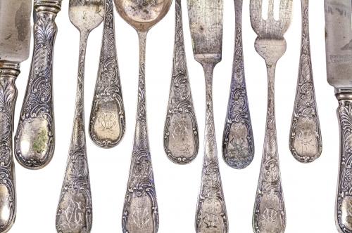 LOTE VARIADO DE CUBIERTOS EN PLATA 