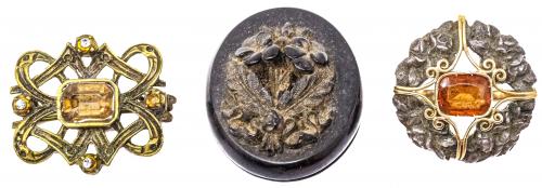 BROCHE, GUARDAPELOS Y PENDIENTE DE PPS. DEL S.XX