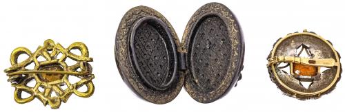 BROCHE, GUARDAPELOS Y PENDIENTE DE PPS. DEL S.XX